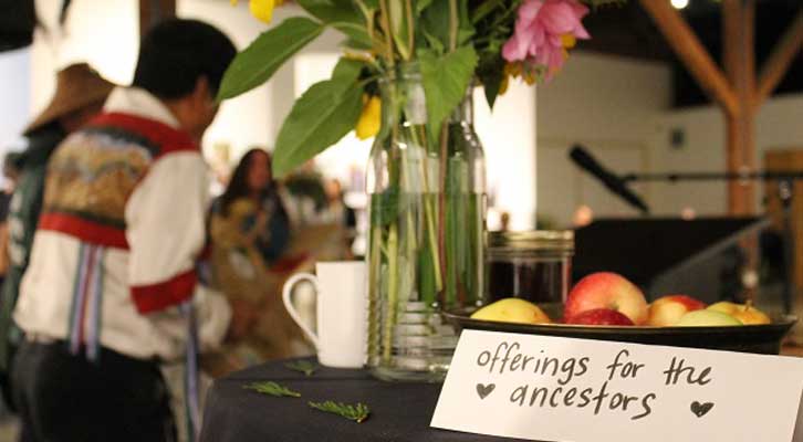 Apples in a bowl on a table with the note: Offering for the ancestors 