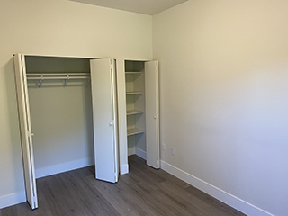 Barclay Heritage Square 3-bedroom closet in room