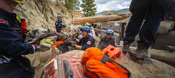 HUSAR team with rescue equipment on a mountainside