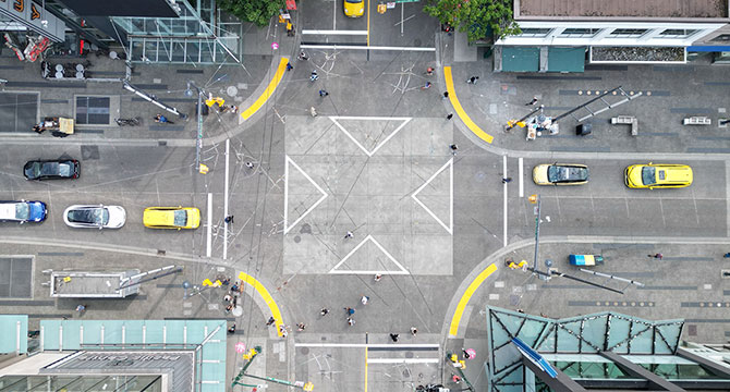 Pedestrians crossing an intersection diagonally at the scramble crossing