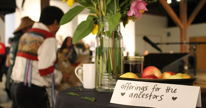 A sign on a table in a restaurant saying 