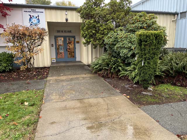 Accessible entrance to voting place at Ã‰cole des Colibris